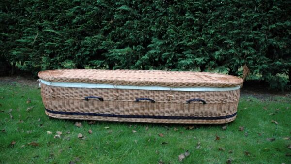 Welke voordelen heeft een rieten uitvaartmand?