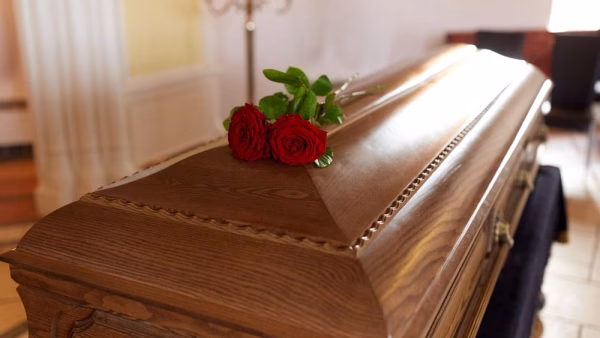 Rozen op luxe uitvaartkist
